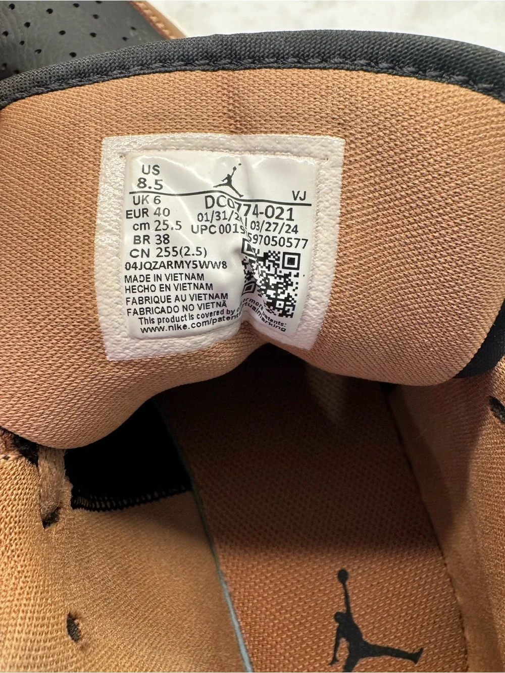 Nike Brown and Black Low-Top Sneakers